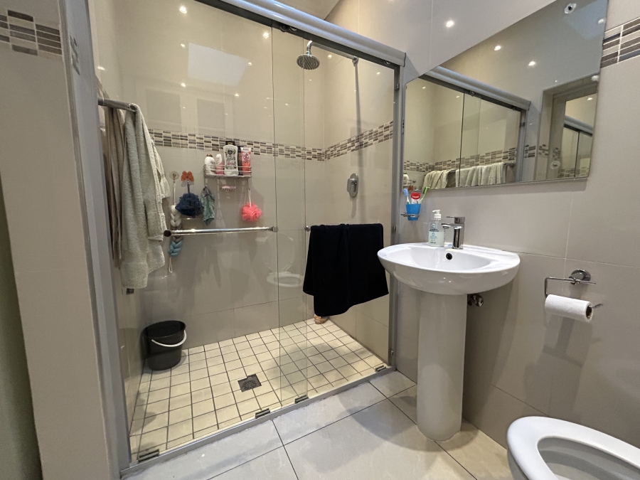 5 Bedroom Property for Sale in Glenlilly Western Cape